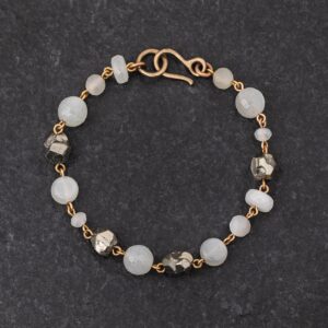 Braccialetto Bracciale Artigianale fatto a mano leggero in Bronzo - Rame Ottone Oro Dorato - con pietre naturali colore bianco perla e cristalli dorati - Pietra di Luna Lunaria Adularia Pirite - Baco Ortigia - Siracusa