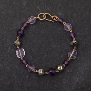 Braccialetto Bracciale Artigianale fatto a mano leggero in Bronzo - Rame Ottone Oro Dorato - con pietre naturali colore viola e cristalli dorati - Ametista Quarzo Rosa di Francia Pirite - Baco Ortigia - Siracusa