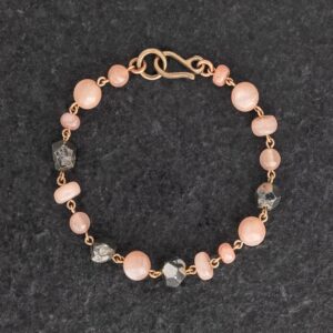 Braccialetto Bracciale Artigianale fatto a mano leggero in Bronzo - Rame Ottone Oro Dorato - con pietre naturali colore rosa e cristalli dorati - Pietra di Luna Lunaria Adularia Pirite - Baco Ortigia - Siracusa