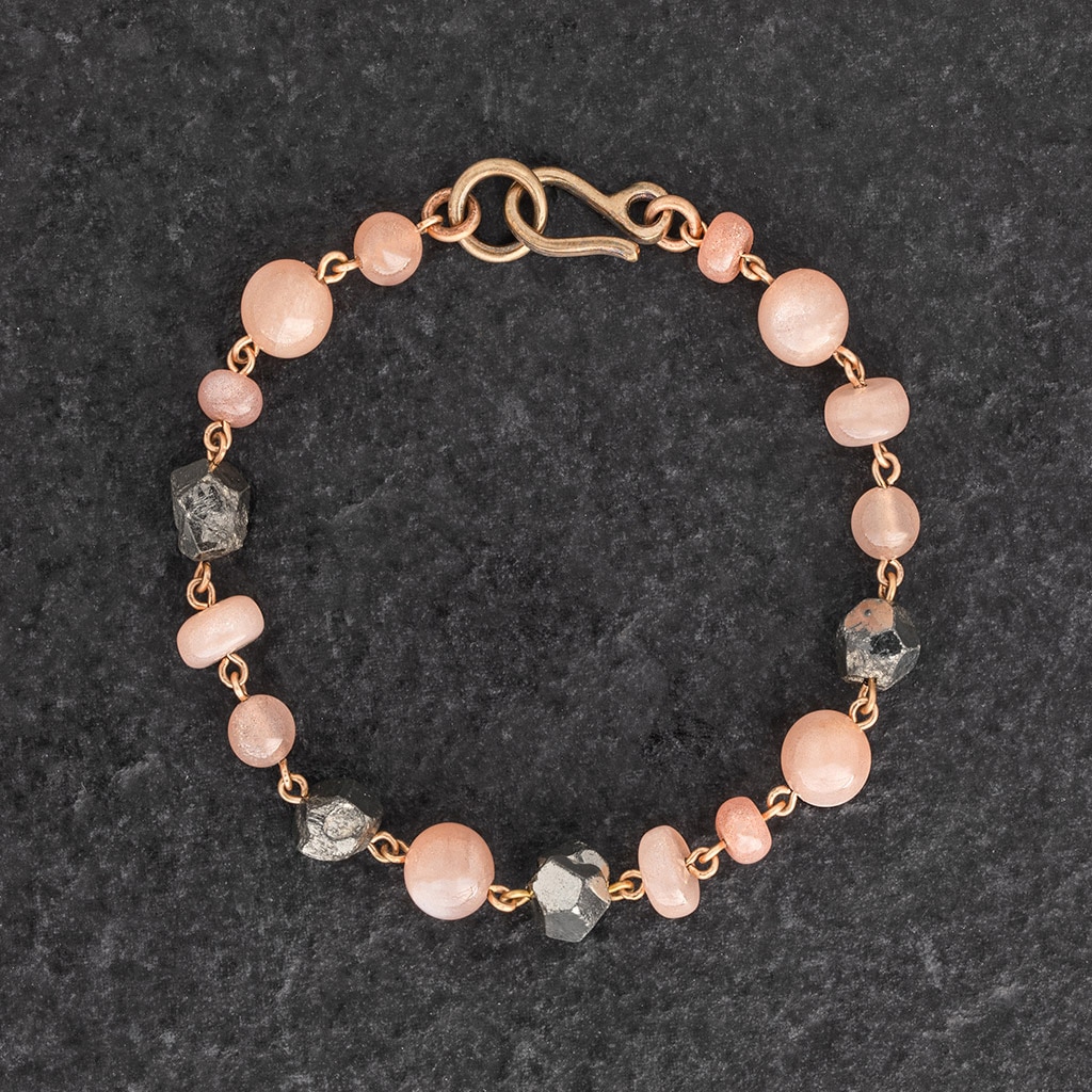 Braccialetto Bracciale Artigianale fatto a mano leggero in Bronzo - Rame Ottone Oro Dorato - con pietre naturali colore rosa e cristalli dorati - Pietra di Luna Lunaria Adularia Pirite - Baco Ortigia - Siracusa