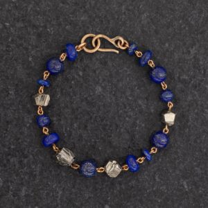 Braccialetto Bracciale Artigianale fatto a mano leggero in Bronzo - Rame Ottone Oro Dorato - con pietre naturali colore blu e cristalli dorati - Lapislazzuli Lapis Pirite - Baco Ortigia - Siracusa