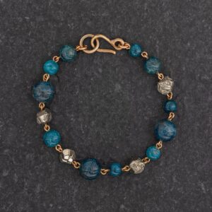 Braccialetto Bracciale Artigianale fatto a mano leggero in Bronzo - Rame Ottone Oro Dorato - con pietre naturali colore blu e cristalli dorati - Apatite e Pirite - Lapislazzuli Lapis - Baco Ortigia - Siracusa