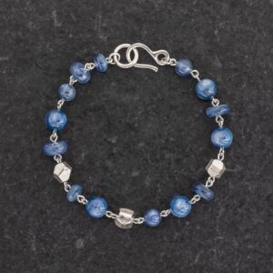 Braccialetto Bracciale Artigianale fatto a mano leggero in Argento 925 - Silver - con pietra naturale colore blu - Cianite - Pepite d’Argento dadini - Zaffiro - Baco Ortigia - Siracusa