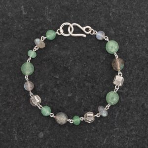Braccialetto Bracciale Artigianale fatto a mano leggero in Argento 925 - Silver - con pietre naturali colore verde e grigio - Avventurina Labradorite Spectrolite - Pepite d’Argento dadini - Baco Ortigia - Siracusa