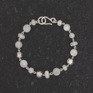 Braccialetto Bracciale Artigianale fatto a mano leggero in Argento 925 - Silver - con pietra naturale colore bianco perla - Pietra di Luna Lunaria Adularia - Pepite d’Argento dadini - Baco Ortigia - Siracusa