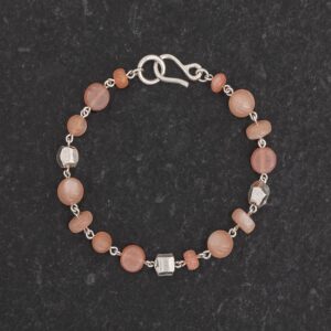 Braccialetto Bracciale Artigianale fatto a mano leggero in Argento 925 - Silver - con pietra naturale colore rosa - Pietra di Luna Lunaria Adularia - Pepite d’Argento dadini - Baco Ortigia - Siracusa