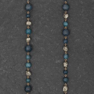 Collana Artigianale fatta a mano Corta in Bronzo - Rame Ottone Oro Dorato - con pietre naturali colore blu e cristalli dorati - Apatite e Pirite - Lapislazzuli Lapis - Baco Ortigia - Siracusa
