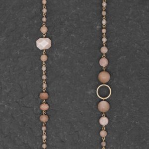 Collana Artigianale fatta a mano Lunga in Bronzo - Rame Ottone Oro Dorato - con pietra naturale colore rosa - Pietra di Luna Lunaria Adularia - Design Asimmetrico - Cerchi Anelli - Baco Ortigia - Siracusa