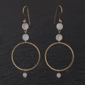 Orecchini Artigianali fatti a mano leggeri in Bronzo - Rame Ottone Oro Dorato - con pietra naturale colore bianco perla grigio - Pietra di Luna Lunaria Adularia - Design cerchio anello - Baco Ortigia - Siracusa