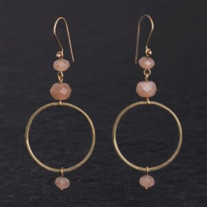 Orecchini Artigianali fatti a mano leggeri in Bronzo - Rame Ottone Oro Dorato - con pietra naturale colore rosa - Pietra di Luna Lunaria Adularia - Design cerchio anello - Baco Ortigia - Siracusa