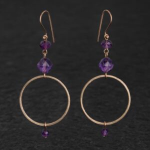 Orecchini Artigianali fatti a mano leggeri in Bronzo - Rame Ottone Oro Dorato - con pietra naturale colore viola - Ametista Quarzo - Design cerchio anello - Baco Ortigia - Siracusa