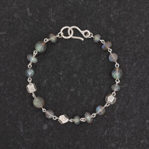 Braccialetto Bracciale Artigianale fatto a mano leggero in Argento 925 - Silver - con pietre naturali colore grigio - Labradorite Spectrolite - Pepite d’Argento dadini - Baco Ortigia - Siracusa